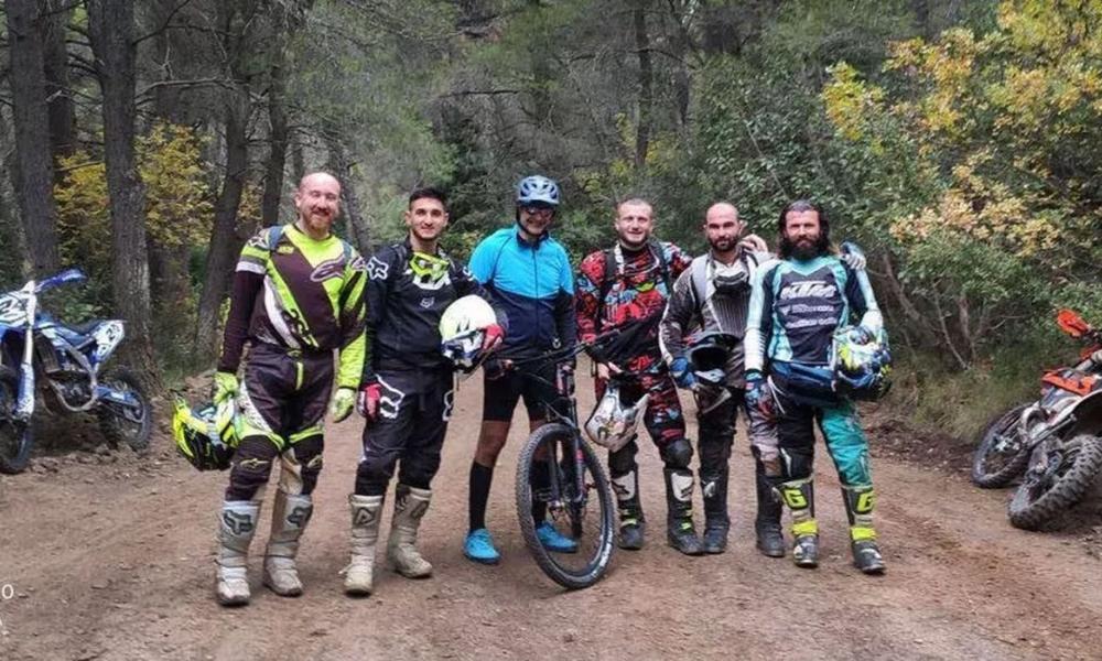 Σάλος με την φωτογραφία: Ο Κ. Μητσοτάκης παραβιάζει τα μέτρα και την ατομική ευθύνη; – Η απάντηση Πέτσα