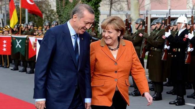 ΑΠΟΣΤΟΛΟΥ : ΤΟ ΡΑΠΙΣΜΑ ΤΗΣ ΕΕ ΣΤΟΝ ΑΝΕΜΕΛΟ ΚΑΙ ΞΕΝΟΙΑΣΤΟ ΠΡΩΘΥΠΟΥΡΓΟ ΦΕΡΝΕΙ ΕΚΛΟΓΕΣ