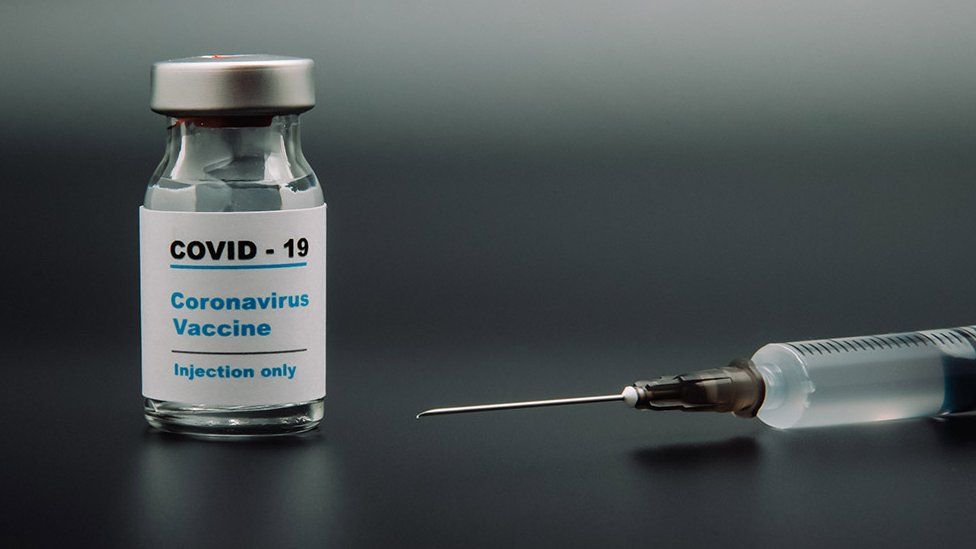 Αναξιόπιστη η Pfizer. Eνώ οι κλινικές μελέτες της έδιναν 50% προστασία από covid19 για άνω των 60 ετών μεταξύ των 2 δόσεων αυτή είναι μόλις 33% …