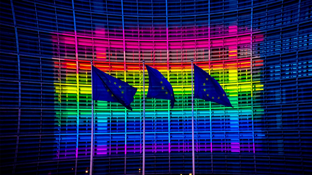 Η Ευρωπαϊκή Επιτροπή ζητά από την Ελλάδα να προωθήσει την σχετική νομοθεσία για υιοθέτηση παιδιών από ομόφυλα ζευγάρια