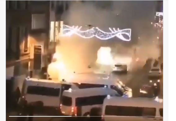 Ταραχές και στις Βρυξέλλες. Επιτέθηκαν ως και στο κομβόι του βασιλιά. Πυρπόλησαν αστυνομικό τμήμα για θύμα αστυνομικής βίας.. BINTEO