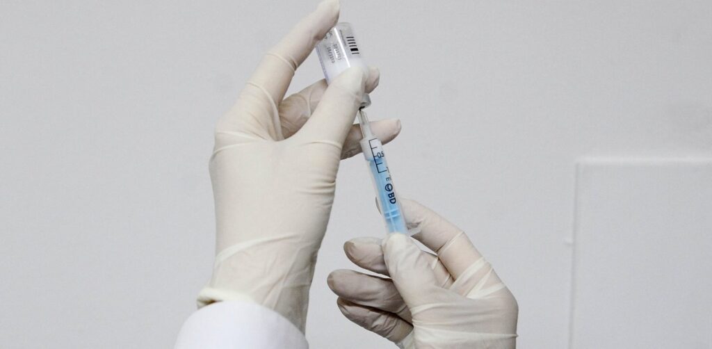 Χαμός με το κουτί εμβολίου της AstraZeneca – Εφιαλτικοί ισχυρισμοί και διαψεύσεις, vid