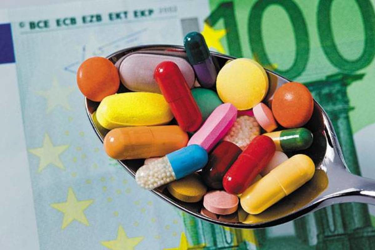 MIA ΣΚΕΠΤΟΜΕΝΗ ΕΛΛΗΝΙΔΑ : ΜΕΓΑΛΕΣ ΑΛΗΘΕΙΕΣ : Η ΔΙΑΦΘΟΡΑ ΤΗΣ ΙΑΤΡΙΚΗΣ / Η ΔΙΑΠΛΟΚΗ ΤΗΣ ΜΕ ΤΗ ΦΑΡΜΑΚΟΒΙΟΜΗΧΑΝΙΑ / Η ΙΑΤΡΟΦΑΡΜΑΚΕΥΤΙΚΗ ΧΟΥΝΤΑ.