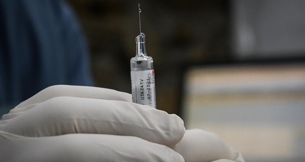 Πάτρα: Γιατρός ανέβασε υψηλό πυρετό μετά το εμβόλιο