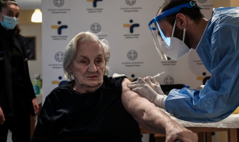 Το 40% των ηλικιωμένων στις δομές φροντίδας ΑΡΝΕΙΤΑΙ τον εμβολιασμό – ΒΙΝΤΕΟ