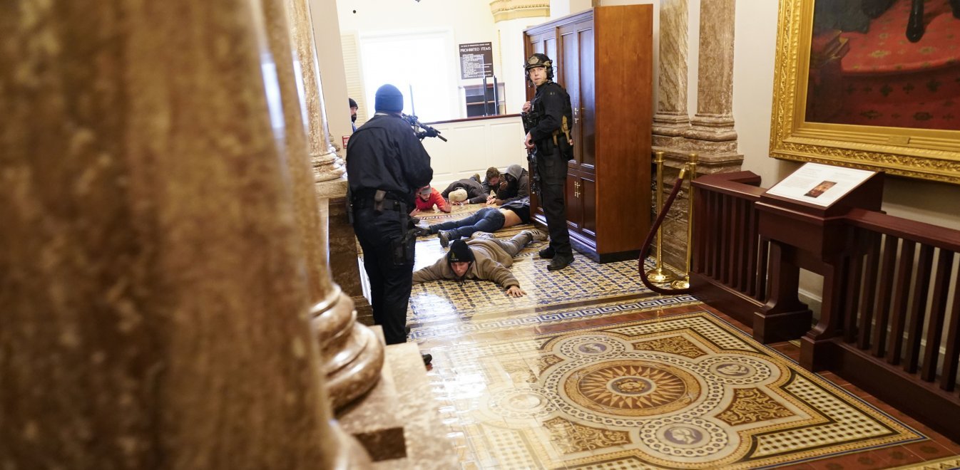 Ουάσινγκτον: Τέσσερις νεκροί μετά την εισβολή στο Καπιτώλιο – Όλες οι εξελίξεις