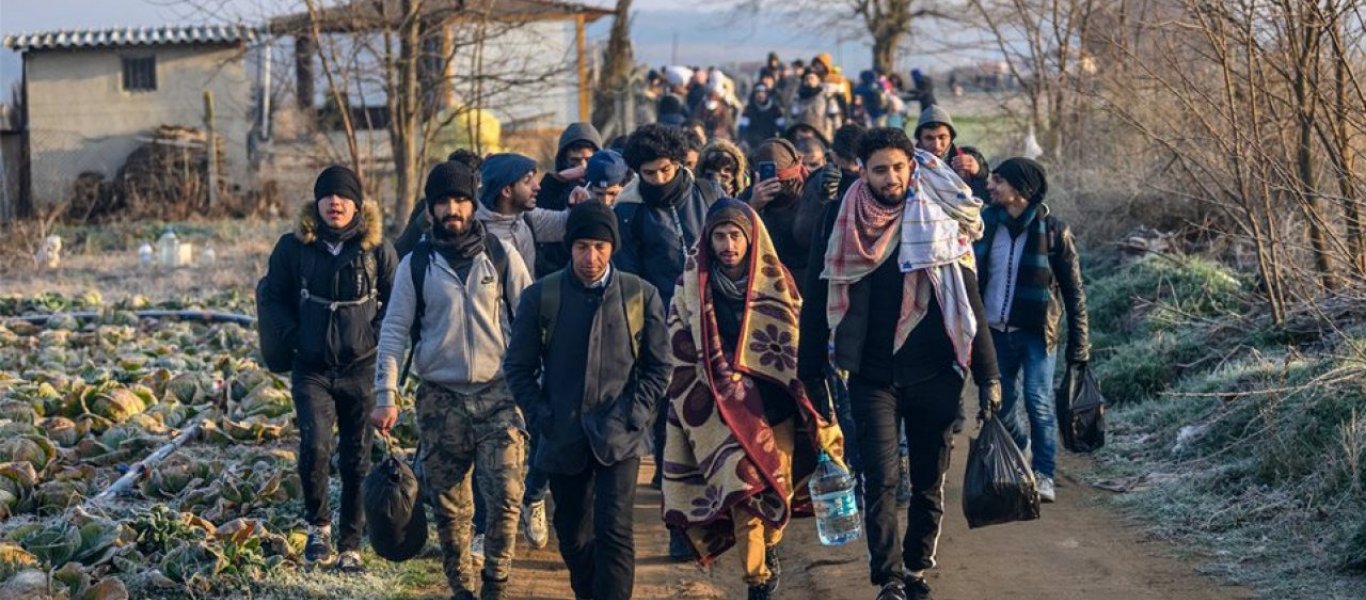 Βίντεο-σοκ: Μεταφέρουν βράδυ στα κρυφά τους παράνομους μετανάστες στη δομή στον Έβρο!