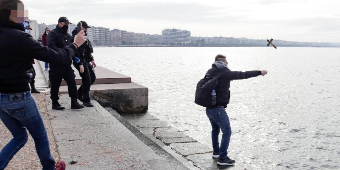 Greek Spirit : ΜΕ ΤΟΝ ΣΤΑΥΡΟ ΕΧΟΥΝ ΠΡΟΒΛΗΜΑ ΟΙ ΓΕΝΙΤΣΑΡΟΙ