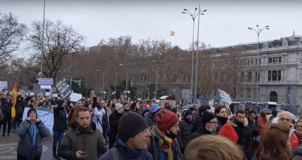 «ΕΛΕΥΘΕΡΙΑ!» Στους δρόμους χιλιάδες Ισπανοί για τα περιοριστικά μέτρα – Τί συνέβαινε την ίδια ώρα στην Ελλάδα;