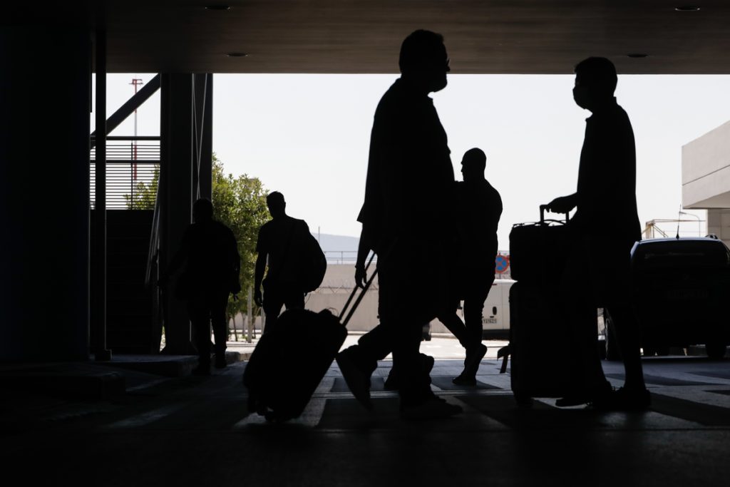 Πιστοποιητικό εμβολιασμού: Κατά πόσο είναι συνταγματικό – Ποιος ο προβληματισμός για τα ταξίδια