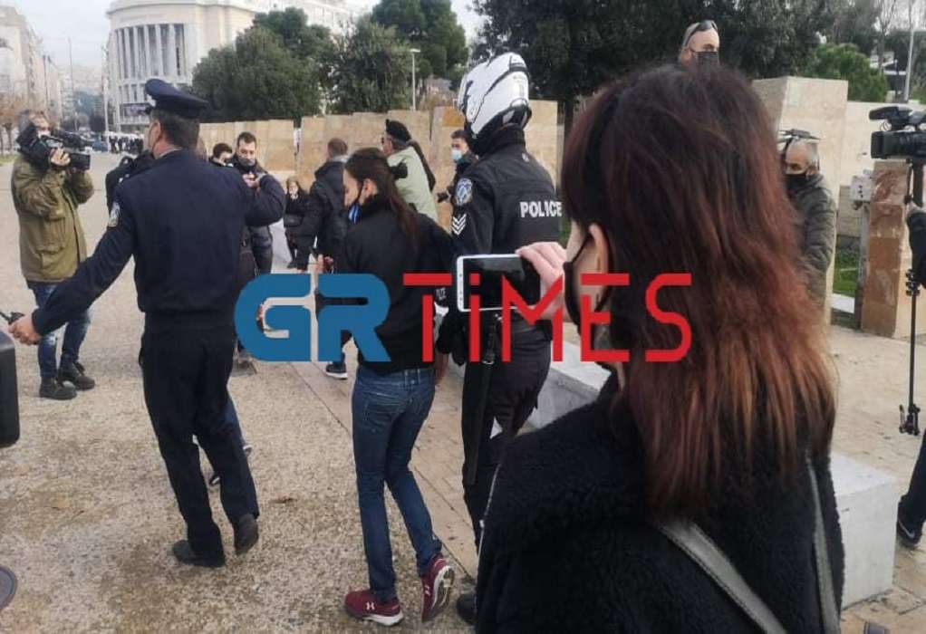 Ένταση στον Λευκό Πύργο – Άτομα έριξαν τον Σταυρό στη θάλασσα (ΦΩΤΟ-VIDEO)