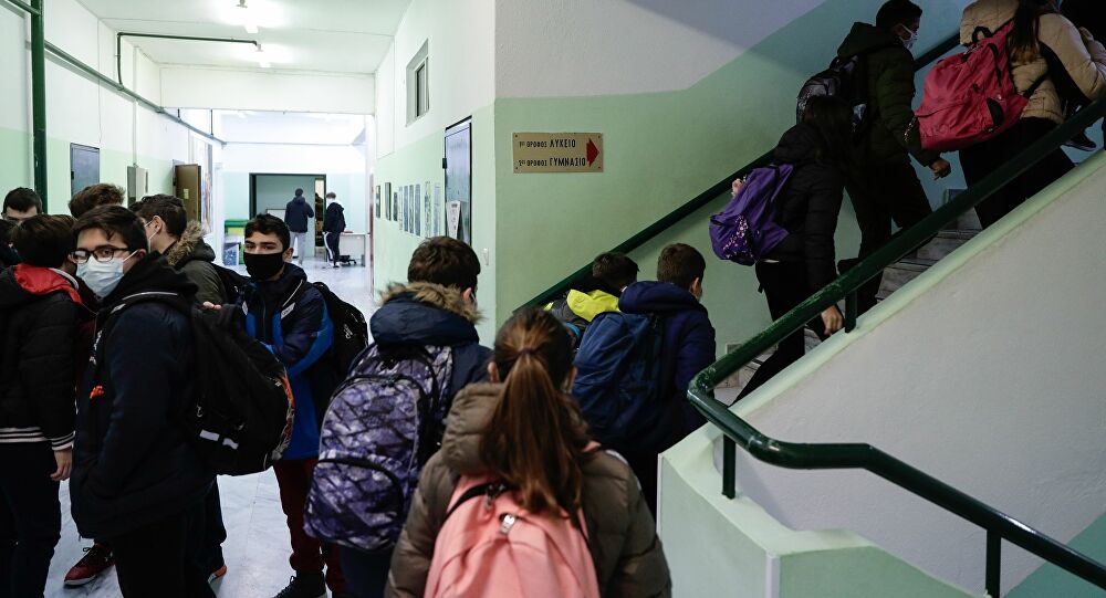 Εξαδάκτυλος: Από τα Δημοτικά η αύξηση στα κρούσματα – Τηλεκπαίδευση για να είναι ανοιχτή η οικονομία