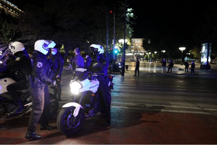 Ίσα-ίσα για να καταστρέφονται οι επιχειρήσεις, αυτό συμβαίνει τώρα στους δρόμους, vid