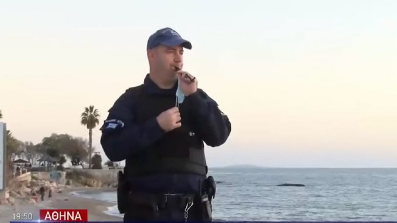 Στις 18.05!!! Αστυνομικός σφυρίζει για να μπουν οι πολίτες σπίτια τους λέγοντας: «Για πάμε»! ΒΙΝΤΕΟ