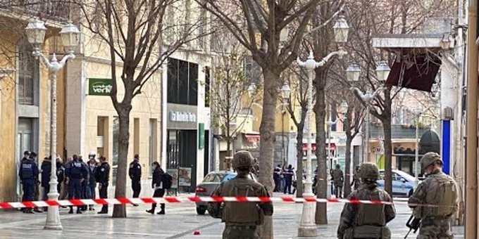 Κόλαση η Γαλλία, Κόλαση η Ευρώπη. ΑΠΟΚΕΦΑΛΙΣΜΟΣ. Βρέθηκε κομμένο κεφάλι σε χαρτοκιβώτιο στο κέντρο της πόλης Τουλόν (Toulon). Του πήρε το κεφάλι σε καυγά και το πέταξε από τον 4ο όροφο!