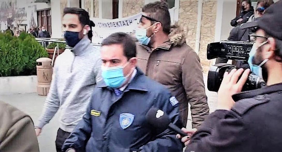 Ορεστιάδα: Μπουκάλια, κροτίδες και αποδοκιμασίες κατά του Μηταράκη – Βίντεο