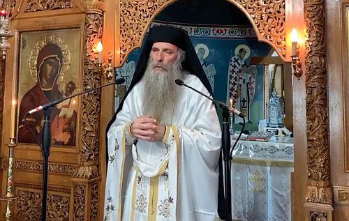 Ο Ιερέας που κοινωνεί τους πιστούς με μάσκα έπρεπε να κληθεί σε απολογία