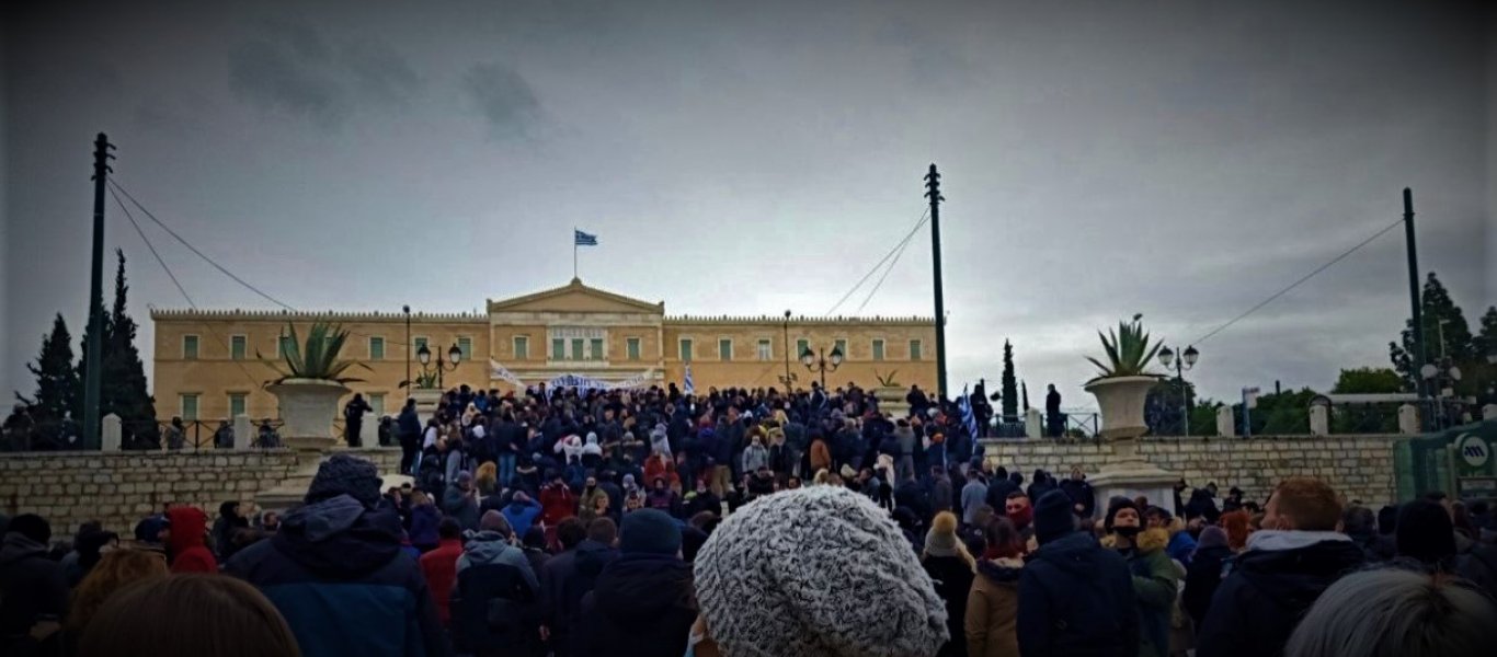 Εξέγερση κατά του lockdown σε διάφορες πόλεις – Κτυπήθηκαν ανηλεώς από τις δυνάμεις ασφαλείας (φώτο)