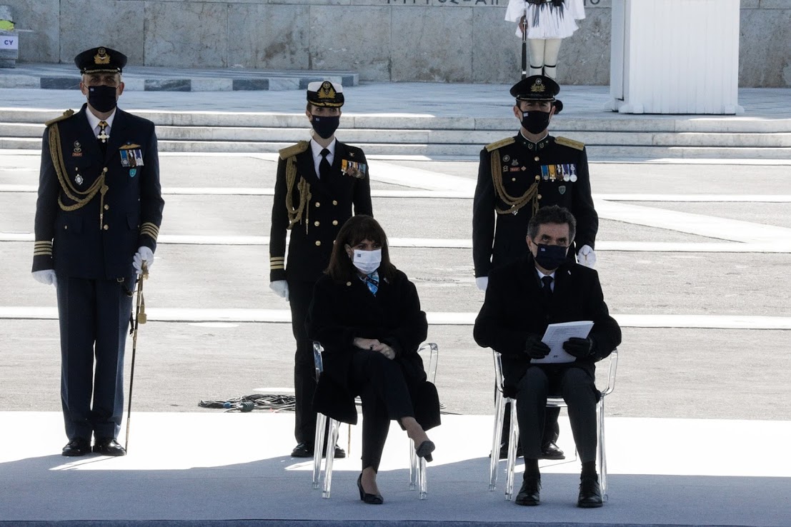 Σταυροπόδι η Σακελλαροπούλου στα 200 χρόνια τής Ελληνικής Επαναστάσεως – Το ίδιο κι ο Μητσοτάκης…