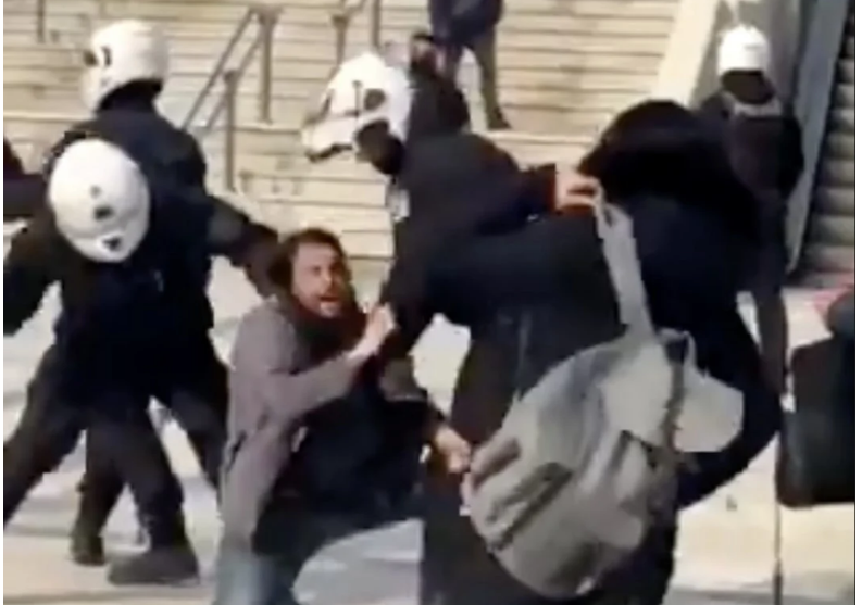 Σοκαριστικό βίντεο με ξυλοδαρμό πολίτη αλλά και γυναικών στη Νέα Σμύρνη