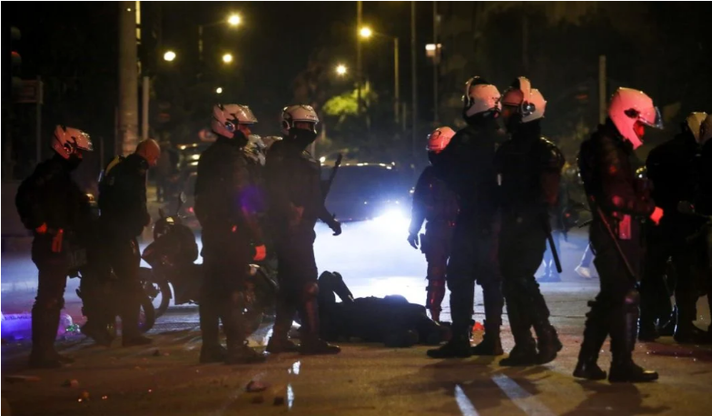 Καταγραφή από το κινητό του 22χρονου κατά τον ξυλοδαρμό του αστυνομικού: «Μάλλον τον σκοτώσαμε»