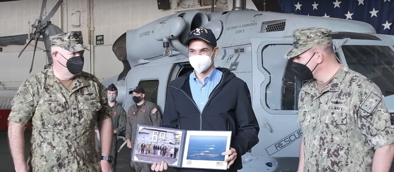 Ελλάδα ή Πόρτο Ρίκο; Σε ηγέτη μπανανίας παρέπεμψε η επίσκεψη του Κ.Μητσοτάκη στο αεροπλανοφόρο των ΗΠΑ (βίντεο)