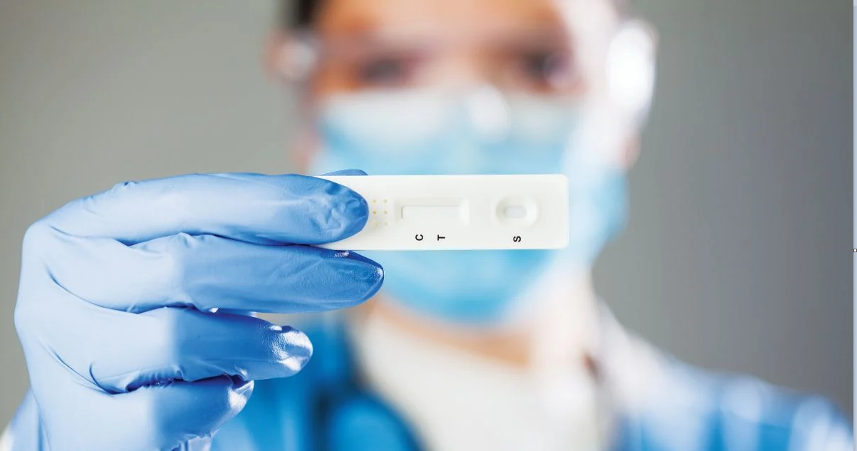 Νέα προπαγάνδα για τα self tests: Μέγα κυβερνητικό παραμύθι ο δήθεν αποκλεισμός της Siemens