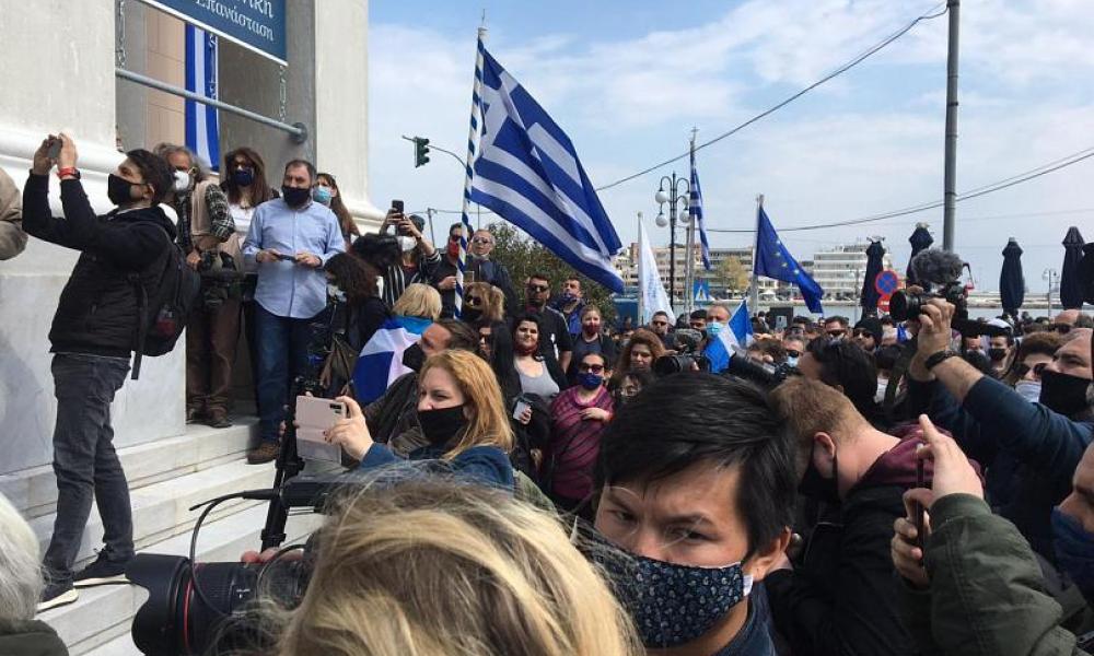Ξεσηκωμός στη Λέσβο κατά του νέου καταυλισμού αλλοδαπών: “Χοντρή” γιούχα σε Μηταράκη & Επίτροπο Γιόχανσον- Βίντεο