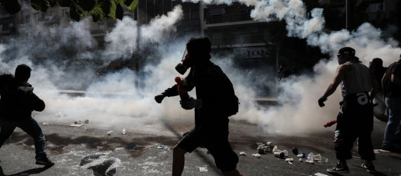 Οι λοιμωξιολόγοι προ της λαϊκής οργής καλούν σε αλλαγή πορείας: «Ο κόσμος δεν αντέχει – Ανοίξτε καταστήματα και εστίαση»
