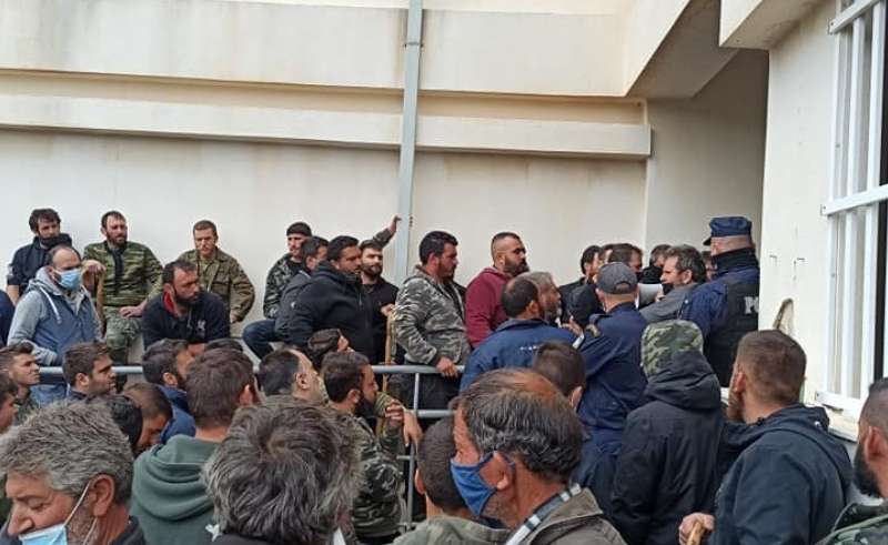 «Ποιός είναι αυτός που αποφασίζει;»! Ξεσηκωμός και ένταση στον «αέρα», κάνουν την Ελλάδα «απαγορευμένη περιοχή», vid