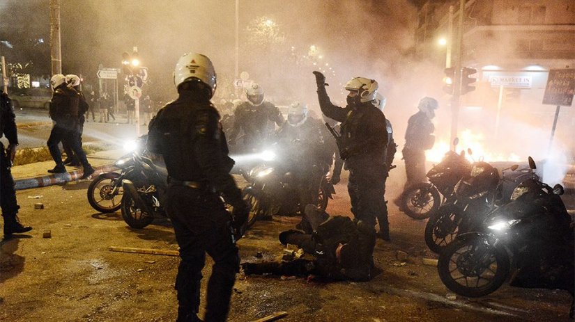 Ξέσπασμα της λαϊκής οργής κατά της κυβερνητικής βίας – Οδομαχίες χημικά και μολότοφ στη Νέα Σμύρνη