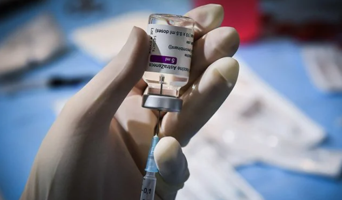 Kαταγγελία Ελληνίδας για το εμβόλιο της AstraZeneca: «Παρέλυσε το πόδι μου και έβγαλα σπυριά. Ήμουν φανατική υπέρ του εμβολιασμού» – HXHTIKO