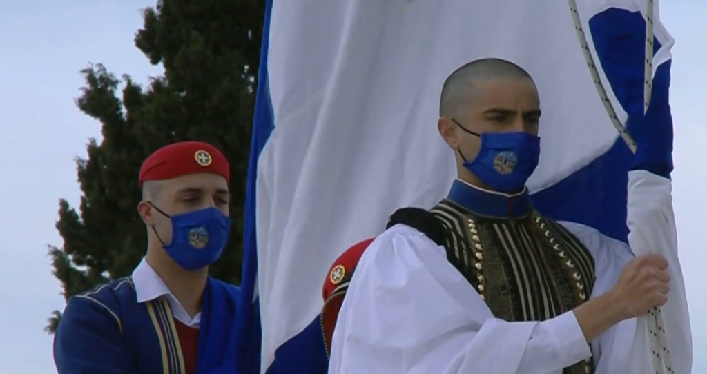 Θλιβερή εικόνα! Έπαρση της Ελληνικής Σημαία μα μάσκες! Έμοιαζαν με φίμωτρο πάνω στους τσολιάδες, vid