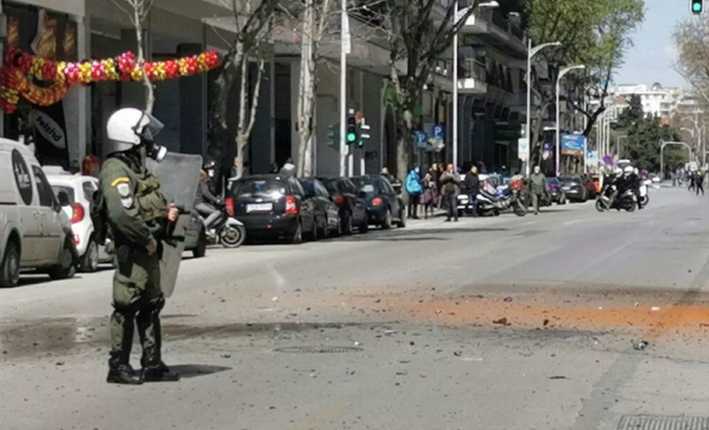 Πέτρες, τούβλα και μπουκάλια κατά Ελλήνων που έκαναν πορεία για την 25η Μαρτίου – ΦΩΤΟ, vid
