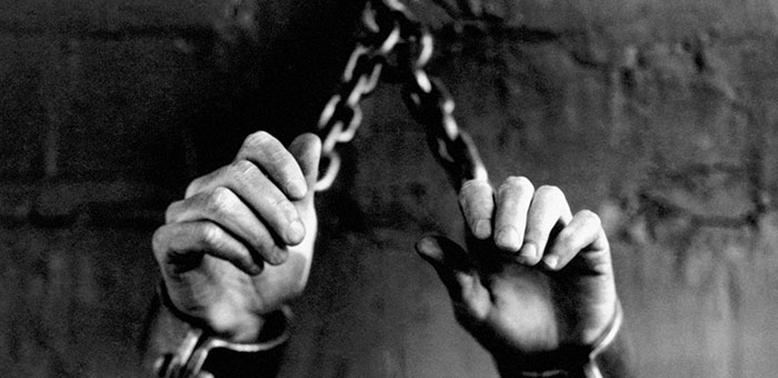 Ν.ΔΑΠΕΡΓΟΛΑΣ, «ΣΚΛΑΒΟΙ ΣΤΑ ΧΕΡΙΑ ΔΙΕΣΤΡΑΜΜΕΝΩΝ ΒΑΣΑΝΙΣΤΩΝ»
