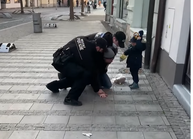 Όργανα επιβολής ΧΟΥΝΤΑΣ! Τον έριξαν στο έδαφος μπροστά στο παιδί του επειδή δε φορούσε μάσκα! Σπαρακτικό ΒΙΝΤΕΟ