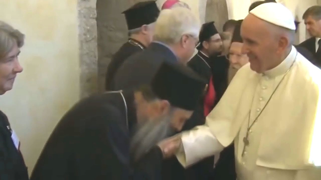ΦΙΛΗΣΕ ΧΕΡΙ ΑΘΕΟΥ ΠΡΟΕΔΡΟΥ & ΠΑΠΑ, ΕΣΤΕΦΘΗ ΠΑΤΡΙΑΡΧΗΣ ΣΕΡΒΙΑΣ
