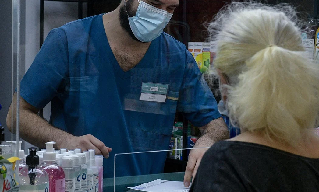 Τρέχουν στα φαρμακεία να αλλάξουν το εμβόλιο της AstraZeneca – «Άκυρο» από τους φαρμακοποιούς