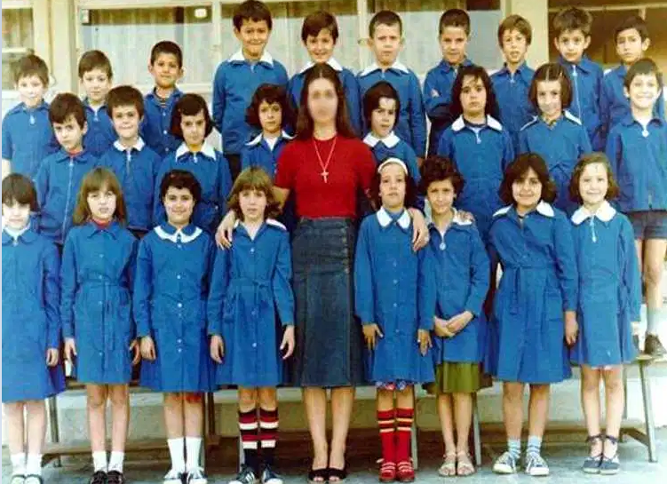 ΕΤΣΙ ΗΤΑΝ ΚΙ Η ΧΟΥΝΤΑ ΠΟΔΙΑ ΚΙ ΕΜΒΟΛΙΑ κι άσπρο γιακά αντί μάσκας! Από τον υποχρεωτικόν εκκλησιασμόν στον υποχρεωτικόν εμβολιασμόν!