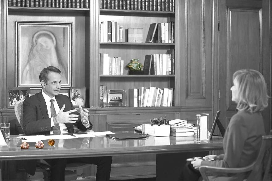 Ο πρωθυπουργός που αποκαλούσε τους Έλληνες «ψεκασμένους», διαλογίζεται με πέτρινα βατραχάκια