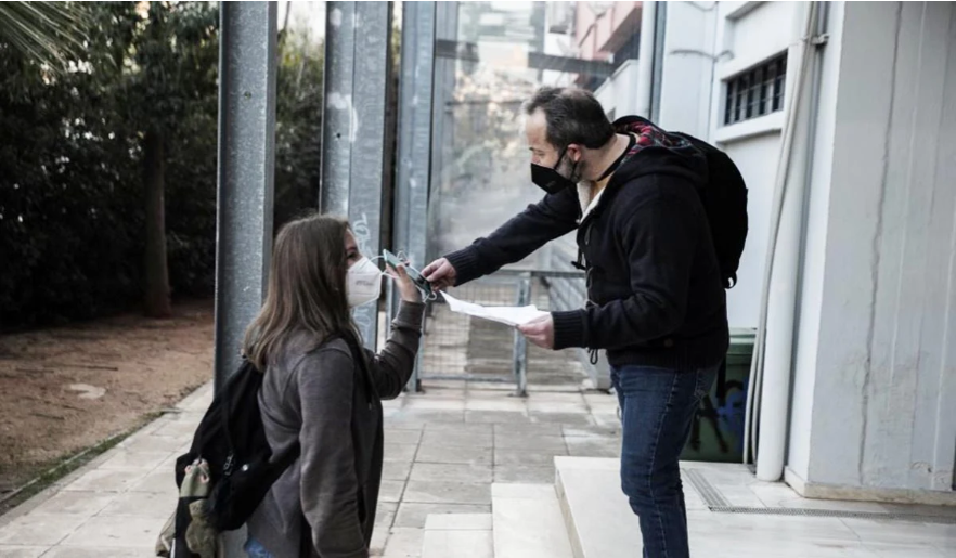 Άγριος καβγάς μητέρας με λυκειάρχη για τα self test στον Εύοσμο – Μήνυση σε διευθυντή από γονείς στην Κρήτη