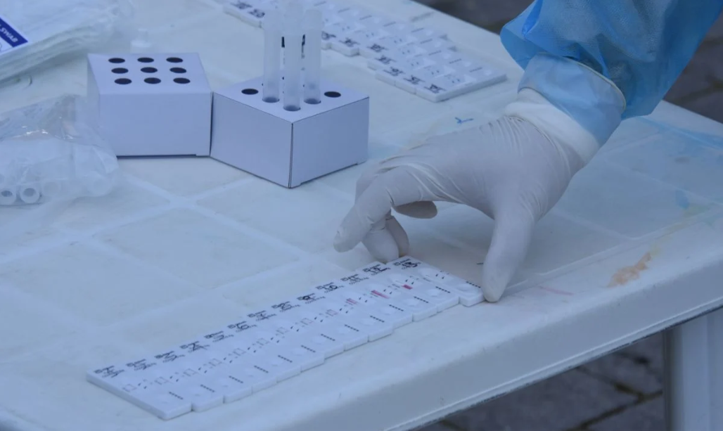 Γερμανοί επιστήμονες βγάζουν «σκάρτα» τα rapid tests: «Ανιχνεύουν κατά μέσο όρο μόλις το 58% των ασυμπτωματικών»