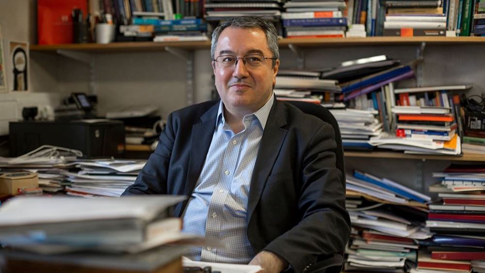Μόσιαλος: Μικρή είναι η θνητότητα στην Ινδία. Γιατί έγινε η έκρηξη του κοροναϊού;