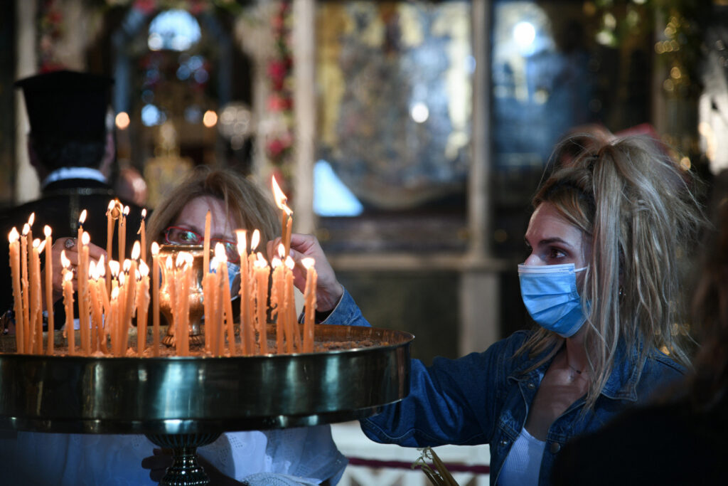 Ρουφιάνα τηλεφωνικής καταγγελίας: “στο διπλανό χωριό η εκκλησία είναι γεμάτη”! Αστυνομικός: “και σένα τι σε νοιάζει κυρά μου”;