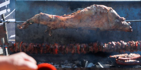 Θέλετε να σουβλίσετε αρνί;;; Είναι ρατσιστικό! Σταματήστε τον πλανήτη να κατέβουμε, vid