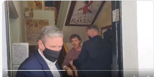 ΛΑΙΚΗ ΓΙΑ ΟΡΓΗ ΓΙΑ ΤΑ ΜΕΤΡΑ ΚΑΙ ΣΤΗΝ ΑΓΓΛΙΑ:ιδιοκτήτης παμπ πέταξε έξω τον Αρχηγό της Αξιωματικής Αντιπολίτευσης γιατί υποστηρίζει τo lockdown
