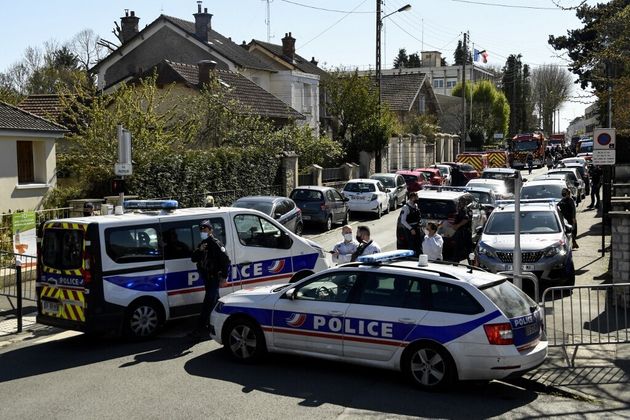 Κραυγάζοντας ”Αλλάχ Ακμπάρ” Τρομοκράτης κατέσφαξε με μαχαίρι στο λαιμό μια αστυνομικό μέσα σε Τμήμα στη Γαλλία κοντά στο Παρίσι!!
