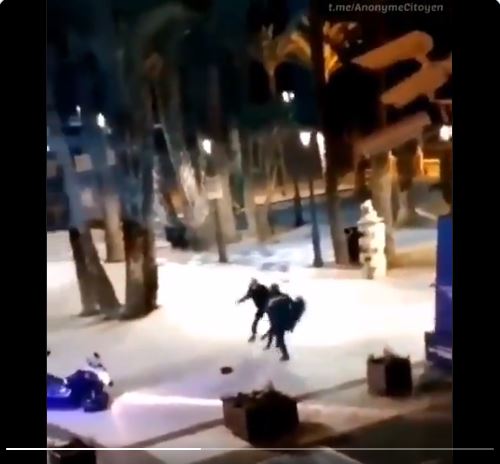 ΙΣΠΑΝΙΑ: Την έσπασαν στο ξύλο γιατί έσπασε την απαγόρευση κυκλοφορίας Ευρωπαϊκής Κατοχής και δεν έφερε μάσκα!!