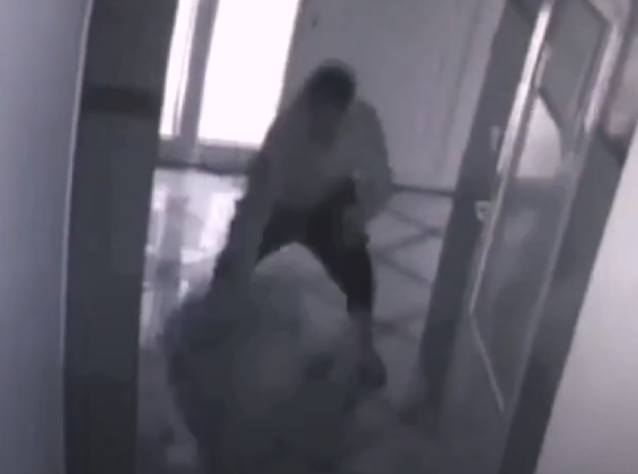 ΟΡΓΗ !!! Αλλοδαπός ρίχνει κάτω γριά γυναίκα στην Θεσσαλονίκη! ΒΙΝΤΕΟ ΤΡΟΜΟΥ μέσα σε πολυκατοικία!