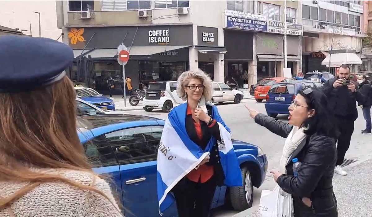 Με σημαίες και τον εθνικό ύμνο υποδέχτηκαν τη μητέρα που συνελήφθη για την άρνηση στα self tests (video)